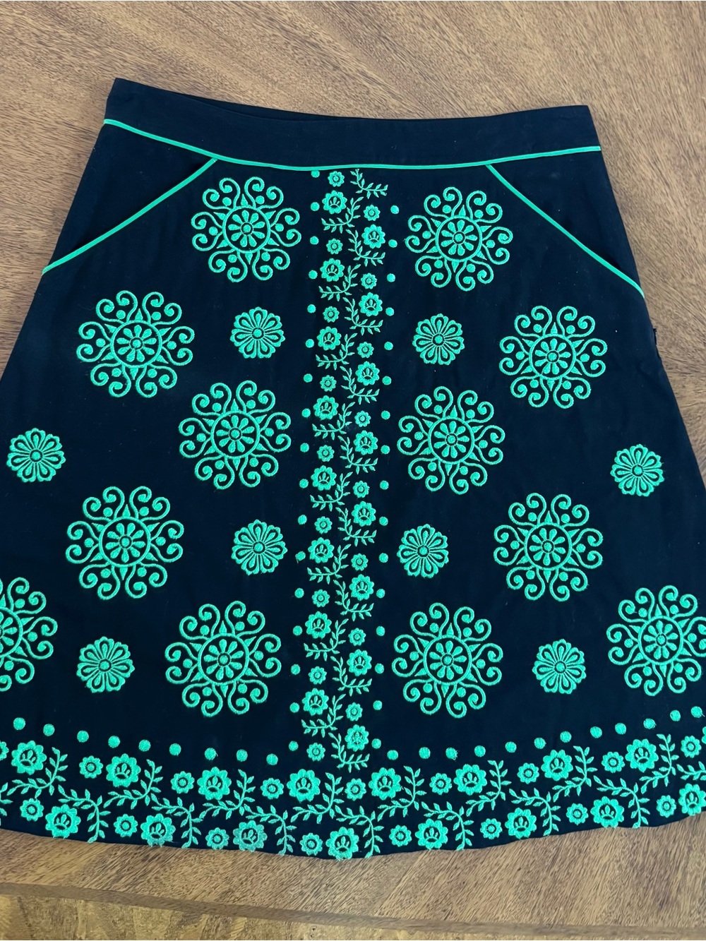 Anthropologie Lithe Black & Green Embroidered A-Line Pocket Skirt Size 6